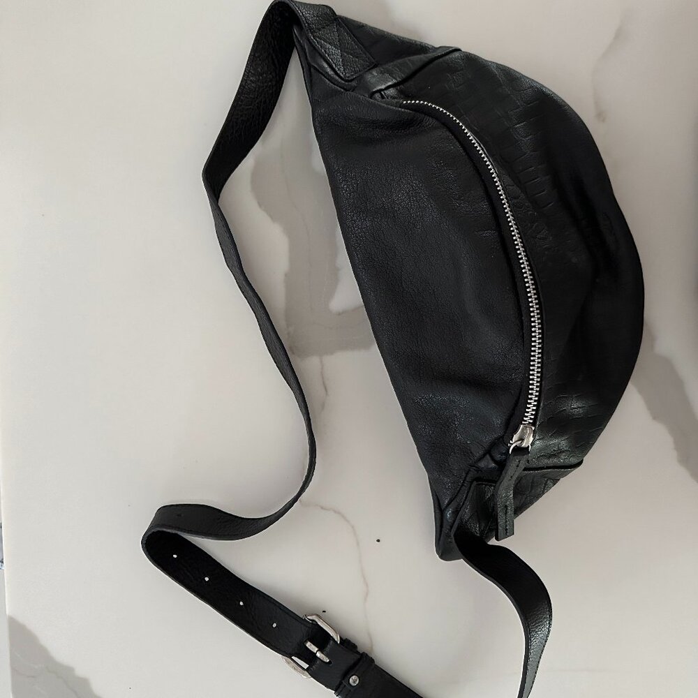 Gorgeous Minimalist Black Leather Crocodile Pattern BumBag w Silver Hardware